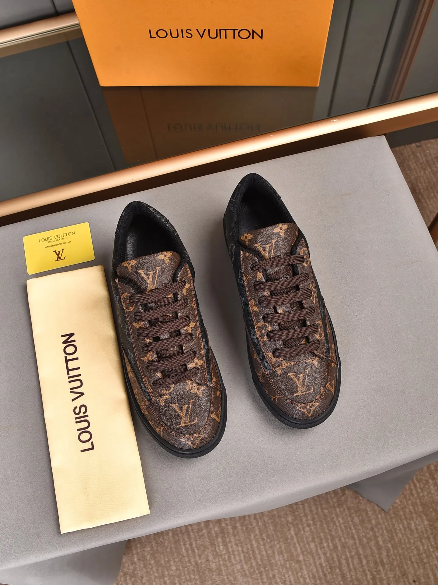 💰💰💰P420 [LV's latest model] New casual Korean-style men's shoes, new autumn and winter design, perfect workmanship, cabinet quality, upper PVC material, breathable mesh lining; soft and comfortable, original rubber outsole super light Wear-resistant, simple, versatile fashion men's shoes, bright colors Two colors available Size 38--44 (45 46 customized)